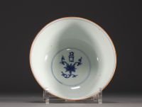 Chine - Grand bol en porcelaine à décor de lions en cartouche et fleurs, marque Ming.
