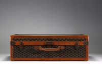 GOYARD Ainé Paris - Superbe malle cabine des années 1920 recouverte de la toile goyardine et protégée par des bordures lozine.