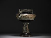 Coupe en bronze sur pied à motifs étrusques, fin XIXe siècle.