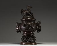 Japan - Imposing bronze perfume burner decorated with birds in relief, handles depicting chilong, lid surmounted by a dragon, 19th century.