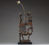 Afrique - Rare cimier Ci-wara Bamana représentant un équidé surmonté de deux personnages, Mali, bois sculpté et métal.