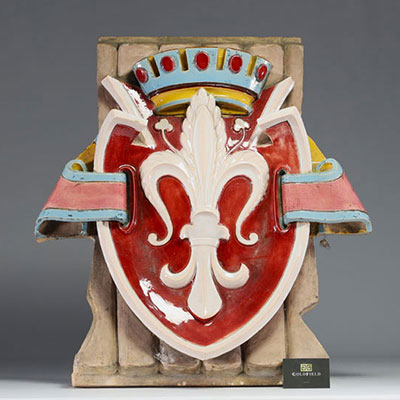 Large Fleur de Lys coat of arms in glazed ceramic from the Choisy-le-Roi factory, 19th century.