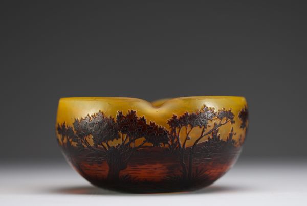 DAUM Nancy - Four-lobed bowl in acid-etched multi-layered glass decorated with a lakeside landscape, signed.