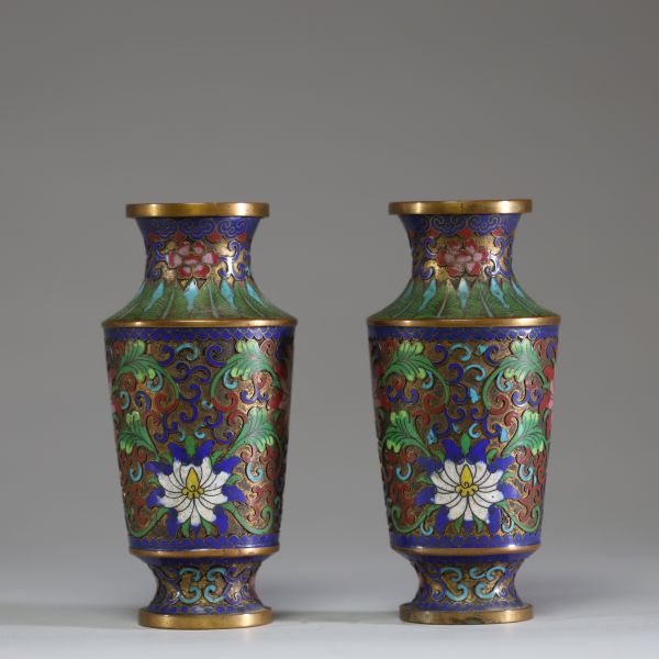 Chine - Paire de vases en émail cloisonné à décor floral.
