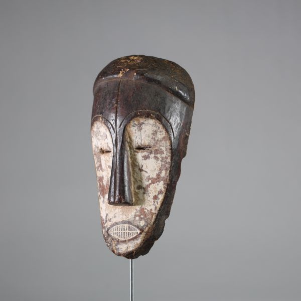 Masque Fang, Gabon, Bois ancien, patine sombre et kaolin sur le visage , traces d’usage intérieur. Ex galerie de l’Ile du Démon, Paris . H : 27 cm