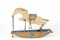 Louis VUITTON - Rare cheval à bascule Art Déco en bois peint, macaron LV pour Louis VUITTON sur la base, vers 1925-30.