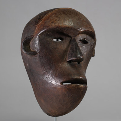 Masque Nyamwezi, Tanzanie. Bois dense, patine sombre. Usage tribal . H : 29 cm