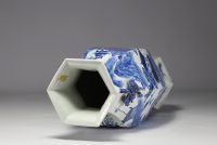 Chine - Grand vase hexagonal en porcelaine blanc bleu à décor de paysage montagneux.