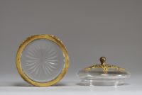 Boite ronde en cristal taillé et monture en laiton bronzé de style Louis XVI.
