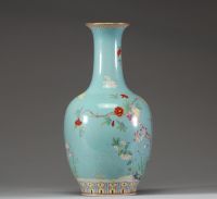 Vase balustre en porcelaine émaillée turquoise à décor de pêches et papillons, Chine, marque apocryphe de Qianlong