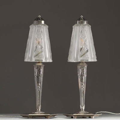 MULLER Frères Lunéville - Paire de lampes Art Déco en verre moulé pressé stylisée et pieds en bronze argenté, signées.