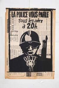 Mai 68 – La police vous parle tous les soir à 20h, ORTF  Affiche originale réalisée en sérigraphie couleur noir sur papier journal daté du 9 juin 1968. École Nle Supérieure des Beaux-Arts, toute sa marge non coupée, traces de plis, petites déchirures dans les marges, sujet intact. Non entoilée  85X60 cm