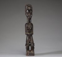 Afrique - Statue d’ancêtre Baoulé en bois sculpté, belle patine sombre, Côte d’Ivoire.