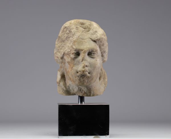 Fragment d'une ancienne sculpture en marbre 