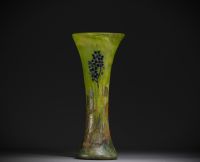 DAUM Nancy - Grand vase en verre multicouche à décor dégagé à l'acide de baies sur fond vert marmoréen, signé.