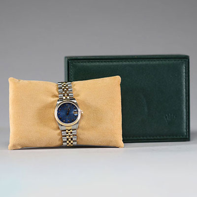 Rolex - Oyster Perpetual Datejust en acier et or jaune 18K, rare cadran bleu sérigraphié Rolex, 34 mm. Bracelet Rolex Jubilé en or jaune et acier, sur boucle déployante. Avec boîte Rolex