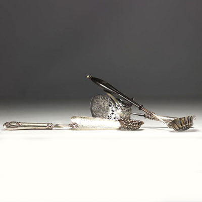 Ensemble de 4 couverts en argent massif (Petite louche, saupoudreuse et deux pelles à tarte).