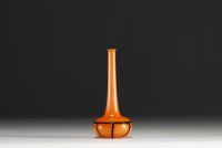 Charles SCHNEIDER (1881-1953) - Vase soliflore en verre orangé et inclusions de verre filaire noir, non signé.