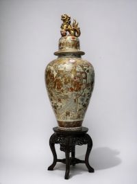 Japan - Imposing Satsuma covered vase decorated with dignitaries, magicians and courtesans, Meiji period.