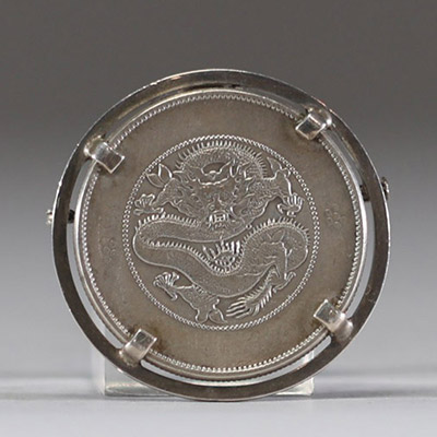 Pièce en argent à décor de dragon impérial à cinq griffes, montée en pendentif, Chine, fin XIXe / début XXe siècle