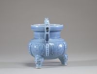 Chine - Brule parfum tripode en porcelaine bleu lavande à décor de Dragons sous glaçure, marque Quianlong sous la base