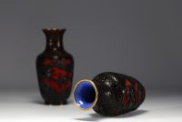Chine - Paire de vases cloisonnés à décor de personnages.