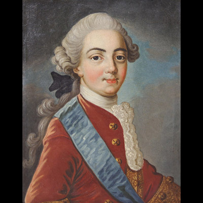 École française, vers 1772 « Portrait présumé de Louis-Stanislas-Xavier de France, comte de Provence, futur Louis XVIII (1755–1824) » Huile sur toile représentant un jeune prince vêtu d’une redingote de velours rouge, agrémentée de boutons dorés, arborant l’écharpe bleue de l’ordre du Saint-Esprit, l’une des plus hautes distinctions de la monarchie française. La chevelure poudrée et le port noble