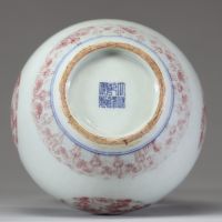 Chine – Vase double gourde en porcelaine à décor rouge de fer, marque Qianlong, monture en métal