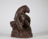 Chen M – Le gorille Sculpture en terre cuite patinée figurant un gorille appuyé sur une branche.
