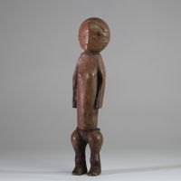 Statuette de la région de l’oubangui (Zandé, Ngbaka) , RD Congo, Bois, patine ancienne, crouteuse par endroit. Très belle stylisation.  H : 13 cm. Ex collection privée Amsterdam.
