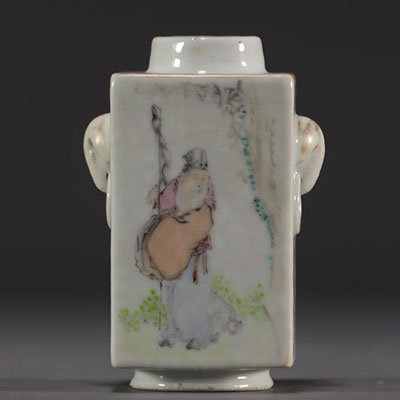 Chine - Vase quadrangulaire en porcelaine à décor d'un mage, paysage et calligraphie, Quanjicai