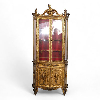 Élégante vitrine italienne en bois sculpté et doré, d'époque Napoléon III.