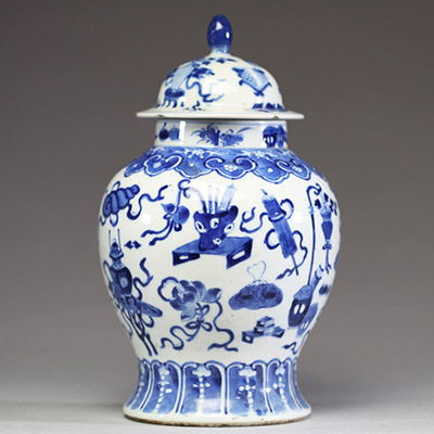 Chine - Potiche couverte en porcelaine blanc bleu à décor d'antiquités, marque Kangxi sous la pièce.