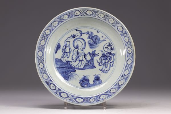 Chine - assiette en porcelaine blanche et bleue à décor de Shou-Lao, daims et personnages, époque Ming.