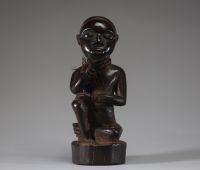 Afrique RDC - Statuette Bakongo en bois sculpté, Congo RDC, première moitié XXème, travail d'une grande finesse.