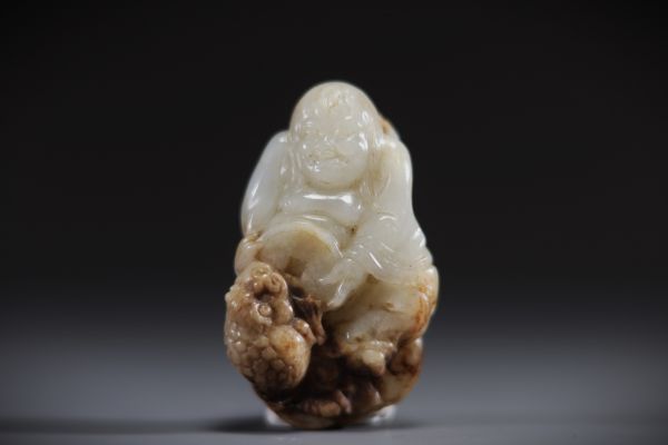Chine - Sculpture en jade néphrite et rouille représentant un Bouddha tenant un crapaud, époque Qing.