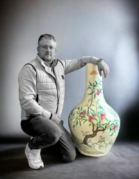Chine - Imposant vase en porcelaine de la famille rose au décor des neuf pêches, dynastie Qing. (100cm de haut)