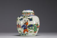 China - Green family polychrome porcelain covered pot decorated with characters, 19th century.