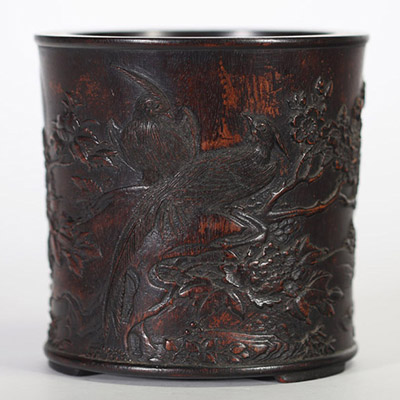 Rare pot à pinceaux en bois sculpté à décor de paysages, oiseaux et pivoines, Chine, XVIIIe siècle.