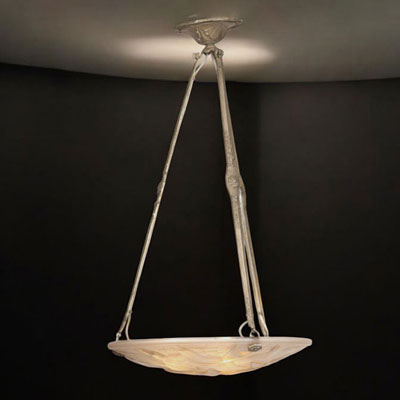 Pierre D’AVESN (1901-1990) - Suspension Art Déco en verre moulé pressé stylisé à décor d'hirondelles, monture en bronze argenté, signée.