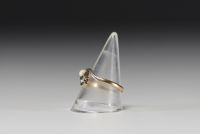 18k gold ring set with a brilliant and a pearl weighing 2.7gr.