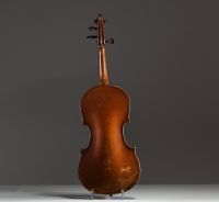 Ensemble de deux beaux violons d'études et deux archets dans leurs coffres en bois, France, vers 1900.