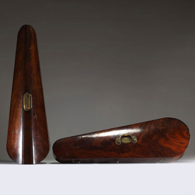 Ensemble de deux beaux violons d'études et deux archets dans leurs coffres en bois, France, vers 1900.