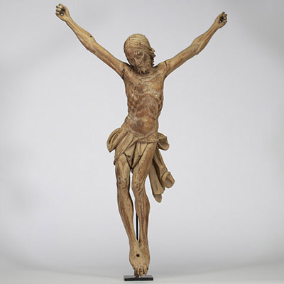 Grand Christ en croix en bois sculpté. Travail probablement du XVIIe siècle, voire fin XVIe. Sculpté en ronde-bosse dans un bois clair, quelques traces de polychromie ancienne