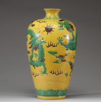 Vase chinois en porcelaine émaillée jaune à décor de dragons, marque de l’Empereur Kangxi