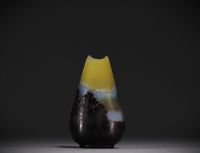 Émile GALLÉ (1846-1904) Vase en verre multicouche dégagé à l'acide à décor Vosgiens, signé à la base du décor.