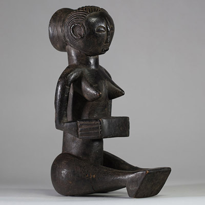 Porteuse de coupe Mboko Luba, RD Congo. Bois relativement léger. Forme résolument moderniste avec une coupe rectangulaire. Patine sombre. H : 35 cm. Collecté sur site par A.S., St Idesbald, début des années 1950
