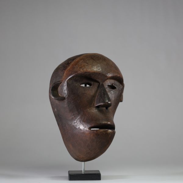 Masque Nyamwezi, Tanzanie. Bois dense, patine sombre. Usage tribal . H : 29 cm