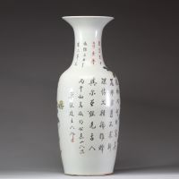 Important vase balustre en porcelaine de la famille rose, Chine, XIXe siècle Décor raffiné de mobilier lettré, de fleurs et de calligraphies sur fond blanc