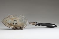 Pelle à gâteaux en argent massif, manche en bois tourné noirci, poinçon second titre, époque Restauration, début XIXème.
